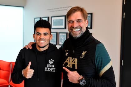 En enero de este año, Liverpool cerró la contratación del colombiano Luis Díaz (aquí, con Jürgen Klopp), a quien había seguido desde su participación en la Copa América Indígena de 2015