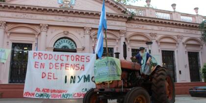 En enero del año pasado, un mes después de que el INYM se quedó sin facultades regulatorias, Hugo Sand y otros referentes del tractorazo histórico del 2001, llevaron una máquina a la puerta de la Rosadita