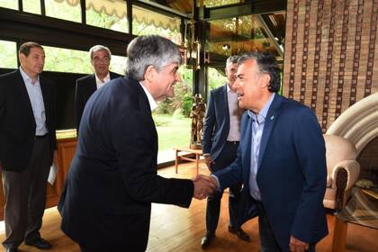 En enero, el presidente de YPF, Miguel Gutiérrez, logró avanzar en las negociaciones, tras reunirse con el gobernador Alfredo Cornejo.
