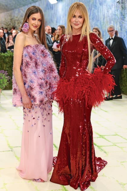 En enero, Sunday protagonizó su primera Gala del
MET y lo hizo acompañada por su famosa madre,
Nicole Kidman. Para la ocasión, la joven modelo
eligió un diseño tridimensional de Dior hecho a
medida, adornado con motivos florales en tonos
rosa y lavanda, mientras que la actriz optó por un vestido rojo de plumas y lentejuelas de Chanel