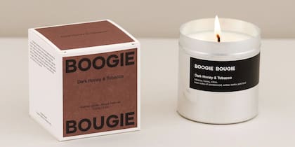 En envases de metal liviano, reusable, velas con aromas de calidad para que el confort flote en el aire de nuestra casa.
