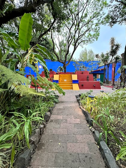 En épocas en la que cualquier vecino encontraba reliquias arqueológicas en su patio, el matrimonio viajaba constantemente en búsqueda de objetos que luego usaba para decorar su casa.