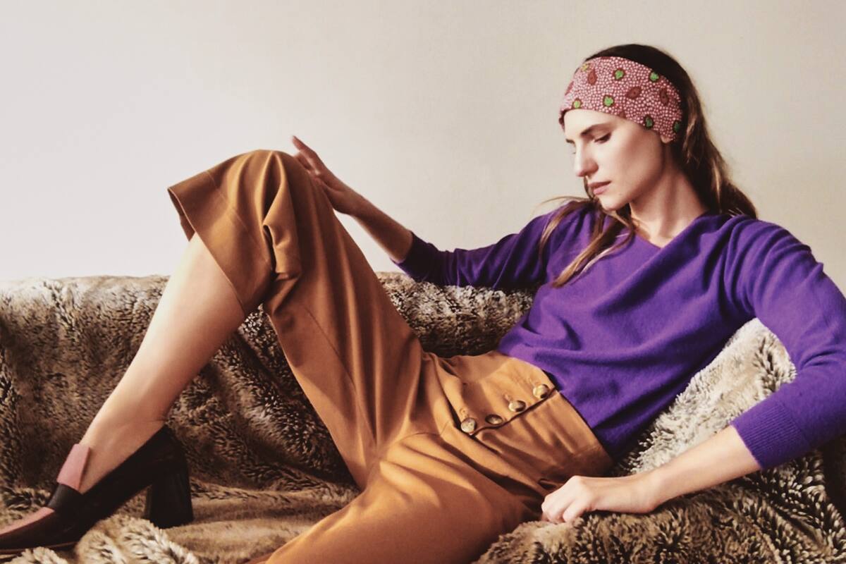 En equilibrio con un estilismo chic y cómodo que suma prendas sueltas colores, estampas y brillos