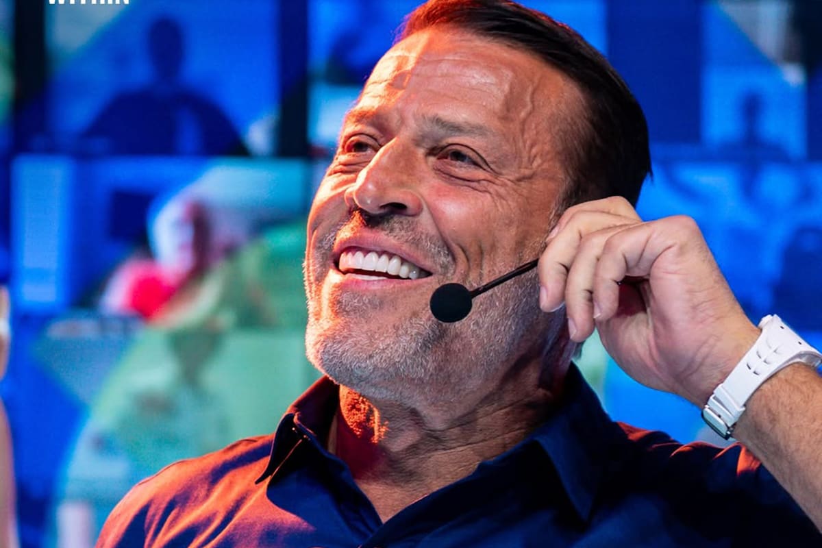 En esa línea, Tony Robbins sostuvo que, si bien el ego es una característica presente en todas las personas, permanecer en esa lógica profundiza el malestar.