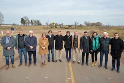 En esa oportunidad estuvieron presentes Carlos Bianco; el ministro de Salud, Nicolás Kreplak; el senador bonaerense Alfredo Fisher; el diputado provincial Alejandro Dichiara; y los jefes comunales de Guaminí, José Nobre Ferreira; de Laprida, Pablo Torres; de Tres Lomas, Jorge Carrera; y de Trenque Lauquen, Miguel Fernández