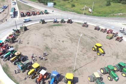 En escena, tractores en la ruta 9 y 3 en Bell Ville