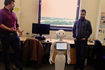 En Escocia programan robots para asistir a personas aisladas