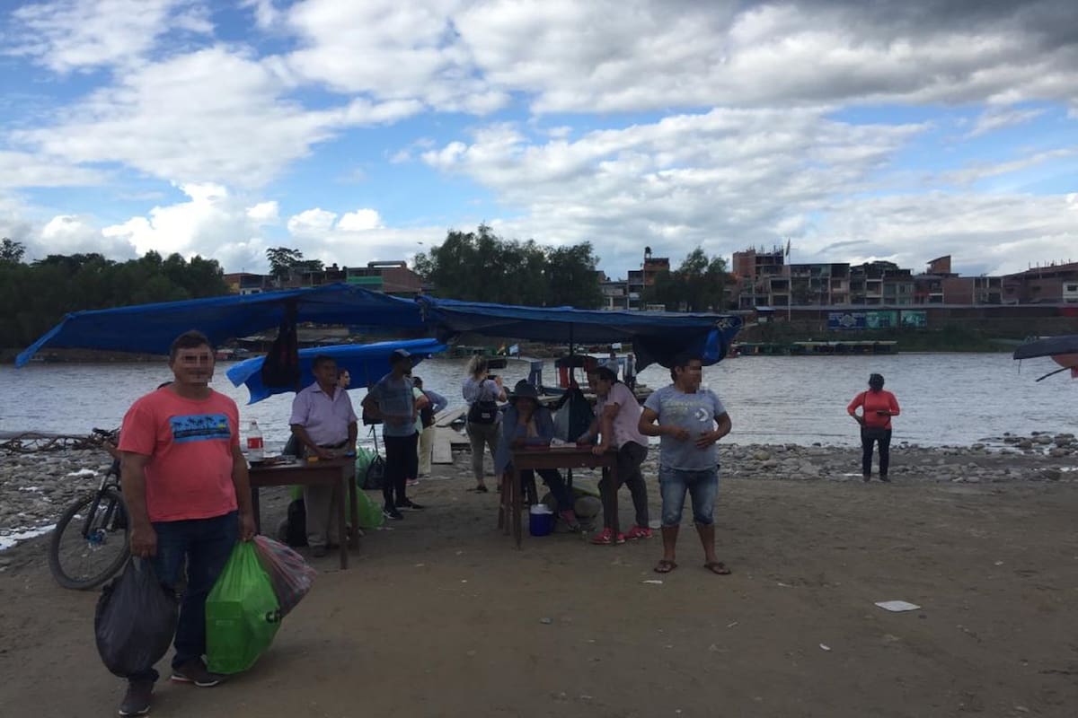 En ese lugar hay dos cruces, el legal, sobre unas balsas en que el tránsito entre orillas cuesta $20 pesos, y el ilegal, con botes que amarran a pocos metros del paso habilitado