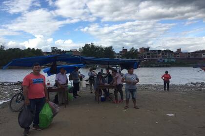 En ese lugar hay dos cruces, el legal, sobre unas balsas en que el tránsito entre orillas cuesta $20 pesos, y el ilegal, con botes que amarran a pocos metros del paso habilitado