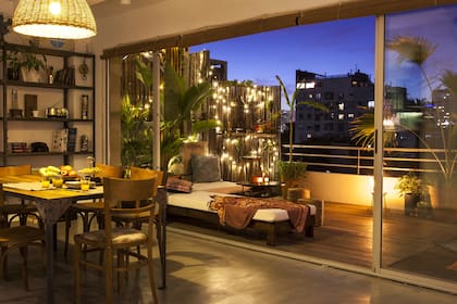 En espacios con parrilla y lugar para comer que se usan como expansión de la vivienda, cualquier iluminación que se plantee debe permitir ver adecuadamente, sugiere Amsel