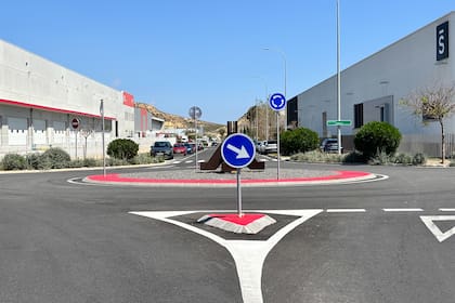 En España, en la rotonda tiene prioridad quien está circulando dentro de ella