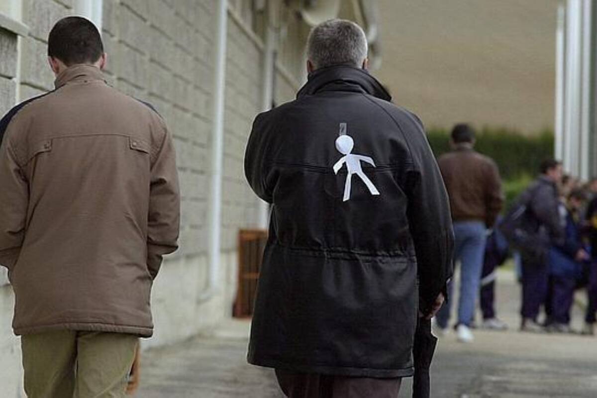 En España es común el uso de Llufes, también conocidos como monigotes, que son muñecos que se cuelgan en la espalda de las personas en el Día de los Inocentes