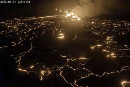 En esta captura de pantalla de un video de la cámara web proporcionado por el Servicio Geológico de los Estados Unidos, el Kilauea, uno de los volcanes más activos del mundo, entra en erupción en Hawaii, el lunes 11 de septiembre de 2023.