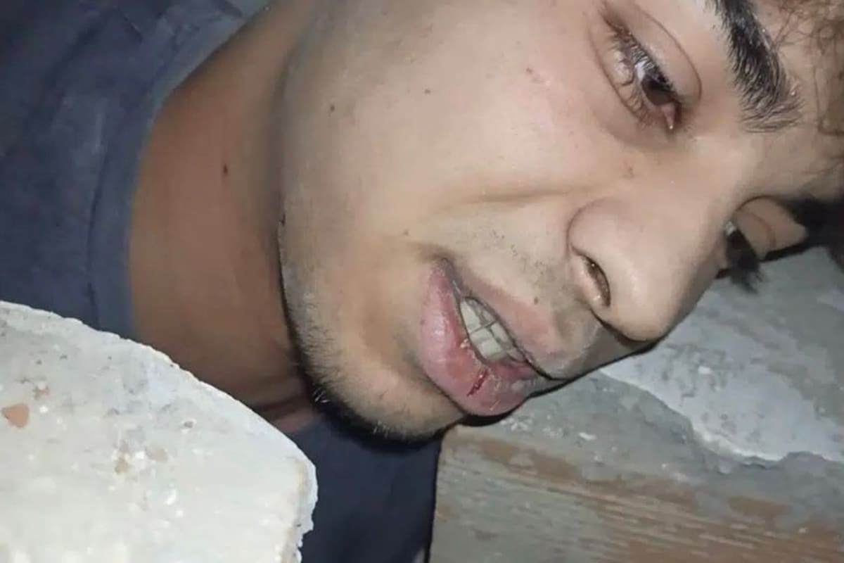 En esta captura de pantalla tomada de un vídeo, Taha Erdem, de 17 años, se graba a sí mismo utilizando su smartphone mientras está atrapado bajo los escombros de un edificio derrumbado tras el terremoto del 6 de febrero en Adiyaman, Turquía, el lunes 6 de febrero de 2023. (Taha Erdem vía AP)