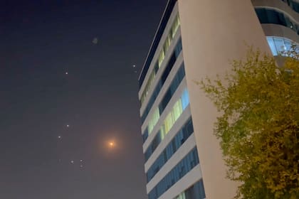 En esta captura de video, misiles e interceptores de defensa aérea iluminan el cielo nocturno de Doha después de que Irán lanzara un ataque contra las fuerzas estadounidenses en la base aérea de Al Udeid en Doha