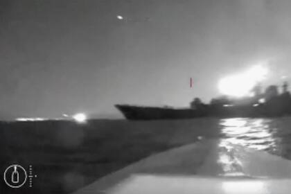 En esta captura tomada de un video publicado el viernes 4 de agosto de 2023, un dron maniobra mientras se acerca al buque que se afirma es un gran buque de desembarco ruso.