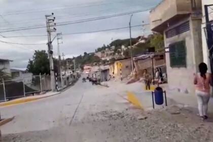 En esta captura tomada del video, una vista de escombros en una calle después de registrarse un terremoto con magnitud 7,5, en Bagua, Perú, el domingo 28 de noviembre de 2021. Las autoridades no han informado de heridos ni víctimas mortales tras el sismo. (AP)