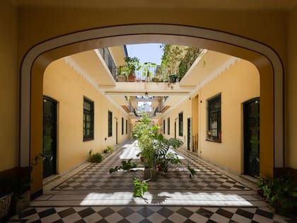En esta casa colectiva, el pasillo de acceso es a su vez el eje de simetría del edificio, que configura una calle con frentes de viviendas a ambos lados.