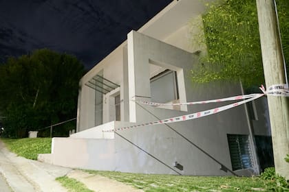 En esta casa se empezó a derrumbar por dentro y evacuaron a 15 personas. Esta casa habría sido alquilada hace algunos años por Martín Insaurralde y Jesica Cirio
