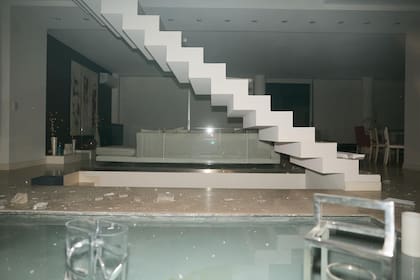 En esta casa se empezó a derrumbar por dentro y evacuaron a seis personas. Esta casa habría sido alquilada hace algunos años por Martín Insaurralde y Jesica Cirio