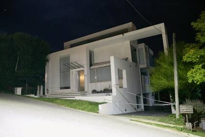 En esta casa se empezó a derrumbar por dentro y evacuaron a 15 personas. Esta casa habría sido alquilada hace algunos años por Martín Insaurralde y Jesica Cirio