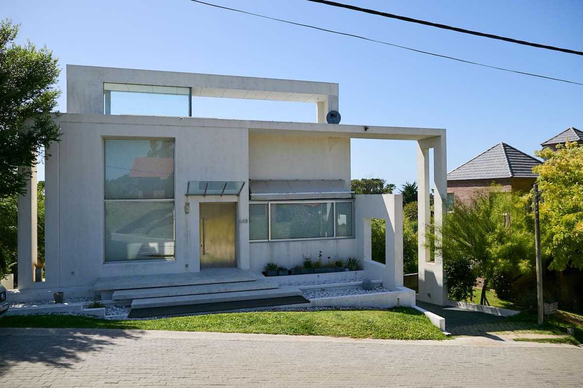 En esta casa se empezó a derrumbar por dentro y evacuaron a seis personas. Esta casa habría sido alquilada hace algunos años por Martín Insaurralde y Jésica Cirio