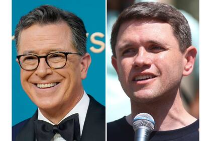 En esta combinación de fotos aparecen Stephen Colbert, izquierda, en Los Ángeles, y el representante de Texas James Talarico, en Chicago