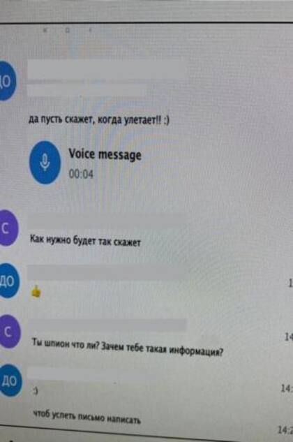 En esta conversación, uno de los interlocutores, empieza a sospechar por las preguntas que le están haciendo