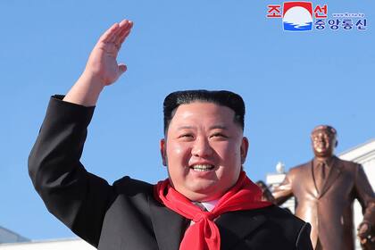 En esta difundida por el gobierno norcoreano, el presidente de Corea del Norte Kim Jong Un visita la Escuela Revolucionaria Mangyongdae, el 12 de octubre de 2022, en Pyongyang. (Korean Central News Agency/Korea News Service via AP)