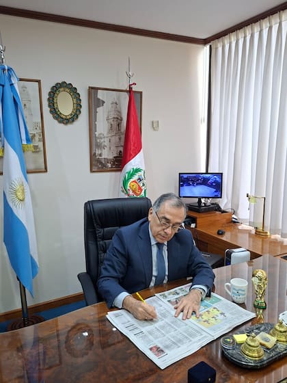 En esta edición el equipo peruano no participa del Mundial, sin embargo desde Argentina, el embajador Carlos Chocano Burgo sigue atentamente los resultados: "Vamos Argentina", alentó