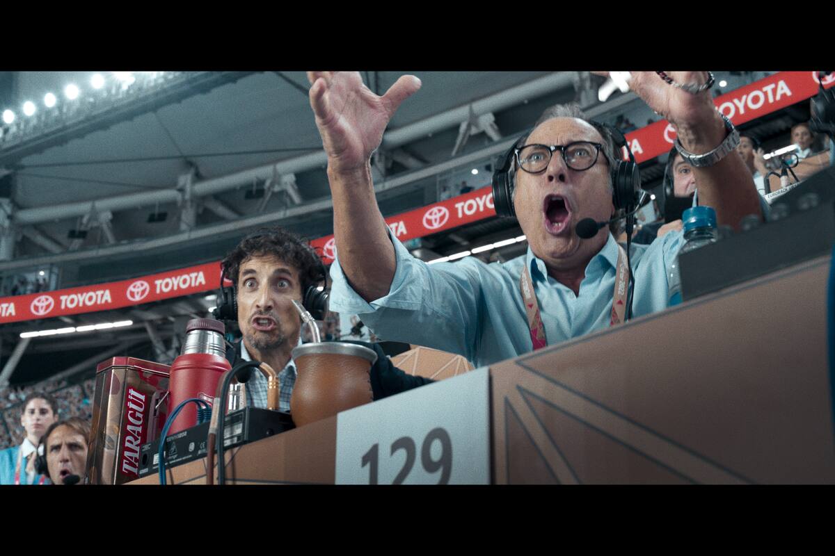 En esta escena de Homo Argentum aparecen al menos dos menciones publicitarias