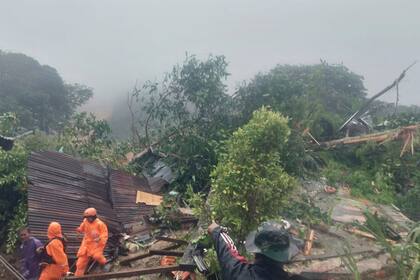 En esta escena extraída de un video tomado por la Agencia Nacional Indonesia de Gestión de Desastres (BNPB), rescatistas buscan víctimas en un poblado golpeado por un deslave de tierra en la Isla Serasan, en la región de Natuna, Indonesia, el lunes 6 de marzo de 2023. (BNPB via AP)