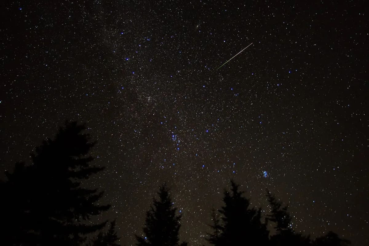 En esta exposición de 30 segundos, un meteoro cruza el cielo en Spruce Knob, Virginia Occidental, durante la lluvia de meteoros de las Perseidas de 2016 (NASA/Bill Ingalls)