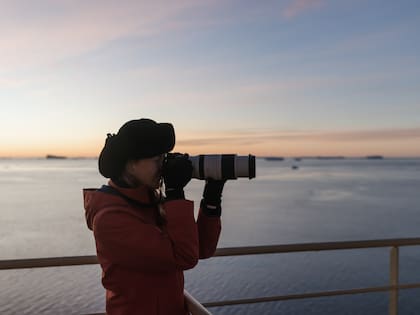 "En esta exposición narramos la vida de a bordo y la compleja logística de la misión del Ara Almirante Irízar en la Antártida Argentina para aprovisionar en su tercera etapa las bases antes del invierno. Describimos el mundo vital y la sinergia entre las personas. Mi mensaje es muy simple, invito a tomar al Irízar como ejemplo de paz y solidaridad".