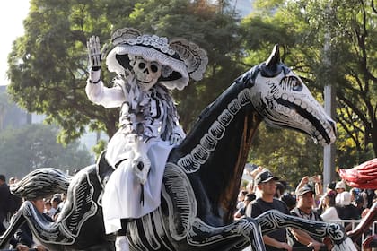 En esta festividad, la muerte no se percibe como ausencia sino como una presencia viva. Es un símbolo de continuidad que se manifiesta en los altares, los cuales reflejan una conexión profunda entre la vida y la muerte (AP Foto/Ginnette Riquelme)