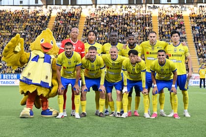 En esta formación, del duelo ante Omonia Nicosia disputado el pasado 20 de agosto, están los japoneses Leo Kokubo, arquero, al lado el atacante Kaito Matsuzawa, arriba a la derecha el capitán Shogo Taniguchi y abajo, segundo de derecha a izquierda, el volante Nelson Ishiwatari