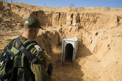 En esta foto de 2018 un soldado israelí se encuentra en el lado israelí de la frontera con Gaza en la apertura de un túnel