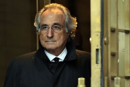 En esta foto de archivo, Bernard Madoff sale de la Corte Federal de los Estados Unidos luego de una audiencia sobre su fianza el 14 de enero de 2009 en Nueva York.