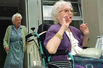 En esta foto de archivo de agosto de 2003, dos ancianas de un geriátrico en La Muette, en París, se quejan del calor