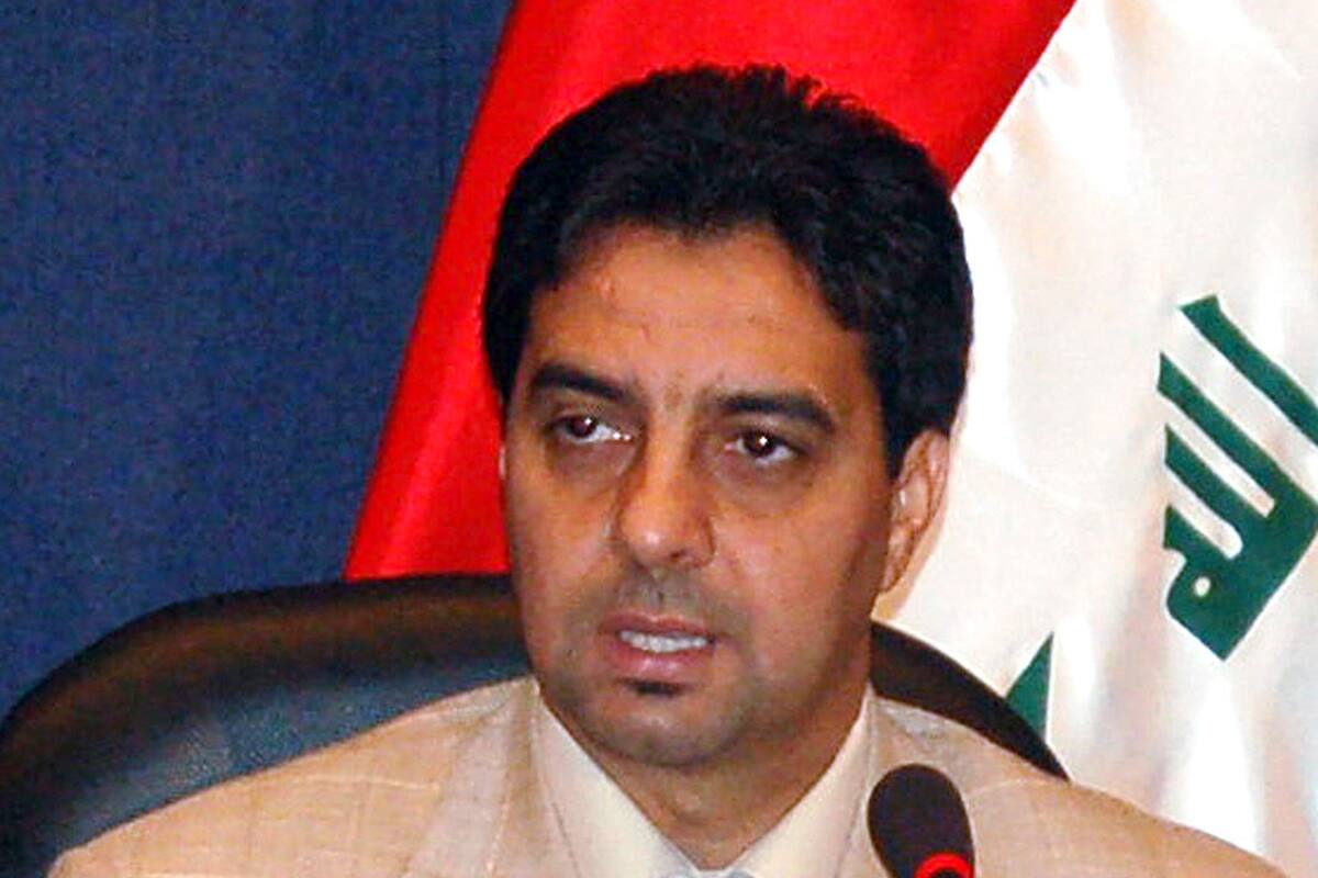 En esta foto de archivo de un folleto tomada el 9 de octubre de 2007, el ex futbolista iraquí y nuevo miembro del parlamento, Ahmed Radhi, habla durante su juramento en la ceremonia en Bagdad. - La leyenda del fútbol iraquí Ahmed Radhi murió el 21 de junio de 2020 por complicaciones relacionadas con