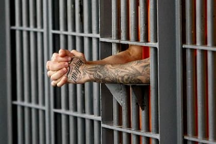 En esta foto de archivo del 14 de noviembre de 2009, un recluso se para en la puerta de su celda en la instalación de máxima seguridad en la prisión estatal de Arizona en Florence, Arizona