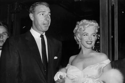 Marilyn y DiMaggio al llegar al teatro en junio de 1955