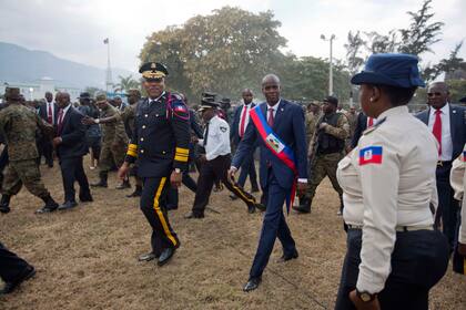 En esta foto de archivo del 7 de febrero de 2017, el presidente haitiano Jovenel Moïse camina acompañado por el jefe policial Michel-Ange Gedeon en el Palacio Nacional tras su ceremonia de juramentación en el Parlamento, en Puerto Príncipe, Haití