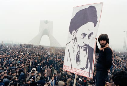 En esta foto de archivo del 9 de octubre de 1978, manifestantes iraníes protestan contra el sha Mohammad Reza Pahlavi en Teherán