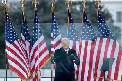 En esta foto de archivo, el presidente de Estados Unidos, Donald Trump, habla con partidarios de La Elipse cerca de la Casa Blanca el 6 de enero de 2021 en Washington, DC