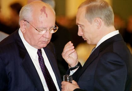 En esta foto de archivo, el presidente ruso Vladimir Putin conversa con el ex presidente de la Unión Soviética Mijaíl Gorbachov