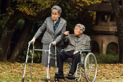 En esta foto de archivo facilitada por la agencia de la Casa Imperial de Japón, el príncipe japonés Mikasa, a la derecha, y su esposa, la princesa Yuriko, conversan en su residencia de Tokio, el 16 de noviembre de 2015. (Imperial Household Agency of Japan via AP, Archivo)