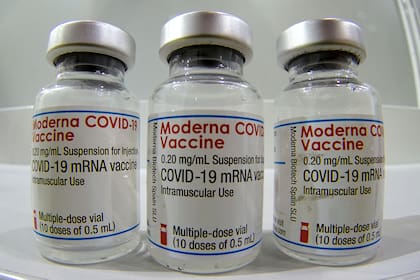 En esta foto de archivo fechada el miércoles 17 de febrero de 2021, se muestran tres viales de la vacuna Moderna contra la Covid-19 en un nuevo centro de vacunación contra el coronavirus en el 'Velodrom' (velódromo-estadio) en Berlín, Alemania