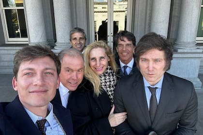 En esta foto de archivo, Gerardo Werthein entre Santiago Caputo y Karina Milei en Estados Unidos
