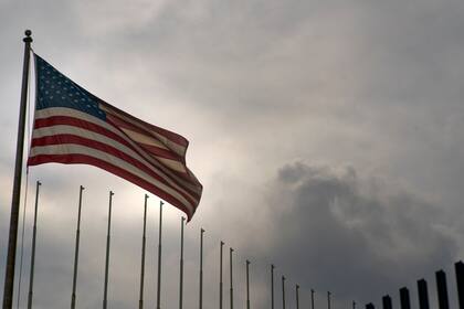 En esta foto de archivo, la bandera de Estados Unidos ondea en la embajada de Estados Unidos en La Habana, Cuba, el 18 de marzo de 2019, días después de que el Departamento de Estado de Estados Unidos anunciara que eliminaría una visa de turista de cinco años para cubanos. (Foto AP/Ramón Espinosa, Archivo)